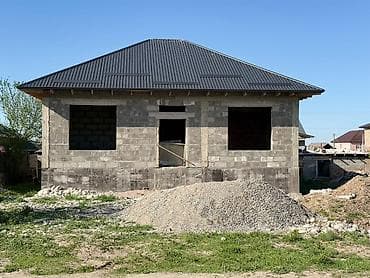 продаю аламедин1: Ак ордо 3 4 сотик Одноэтажный дом (коробка) с четырехскатной крышей — 1