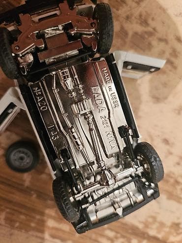 копейка 01: Двее Нивы,1980,-желтая,1983 год-белая.Желтая с вырезом под зеркало — 6