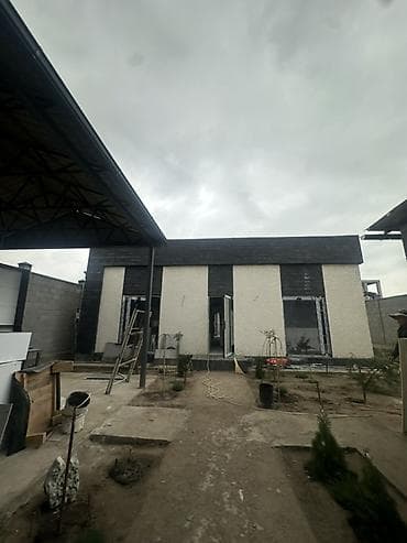 fred perry: Современный одноэтажный дом с отдельным участком и высоким забором — 1