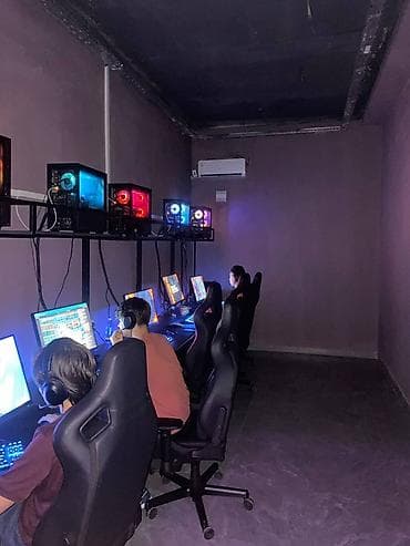 Игровой компьютерный зал - Ряд мощных игровых ПК в корпусах с — 7