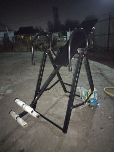 купить спортивный валик для спины: Инверсионный стол с черной металлической рамой и мягкой спинкой — 1