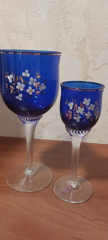 для чая: 1).Фарфоровый чайно-кофейный сервиз с золотым декором. Производство — 6