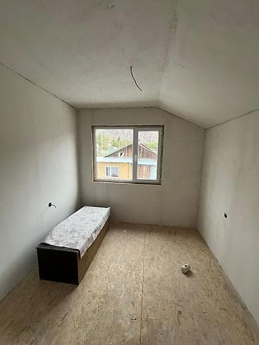 сарай сатылат с кызыл туу московкий р н: Продаётся уютный дом с мансардой. Характеристики: - Материал — 9