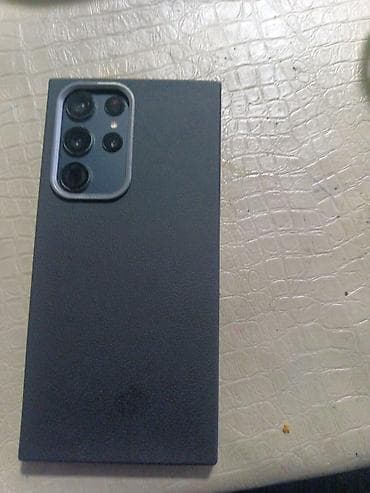 Смартфон с большим безрамочным дисплеем и многообъективным модулем