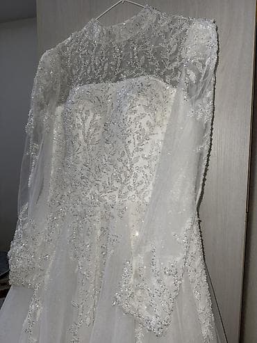 Свадебное платье с длинными рукавами и пышной юбкой. Подойдет M/L/XL