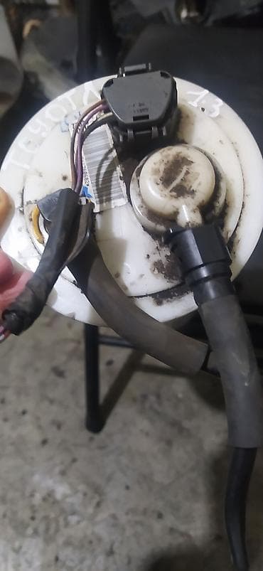 yaris: Бензонасос Toyota 1999 г., Б/у, Оригинал — 1