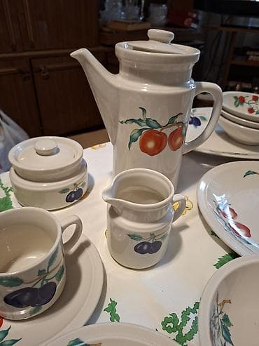 4 pot: Фарфоровый сервиз с фруктовым декором на 8 персон. Состав набора — 10