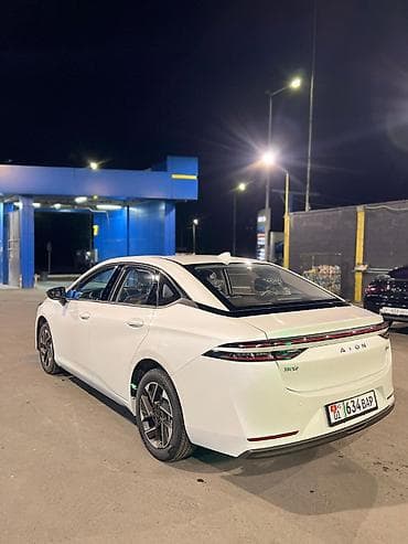 GAC: Электромобиль GAC Aion S Plus (белый седан) GOD — 5