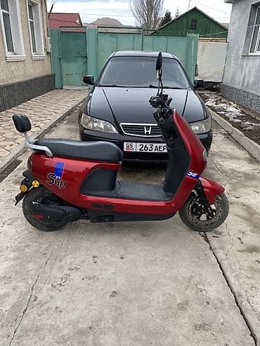 муравей с прицепом: Электроскутер Sup EV, красный цвет - Городской электроскутер — 1