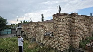 Недвижимость: Кирпичный недостроенный дом с фундаментом и возведёнными наружными и — 3