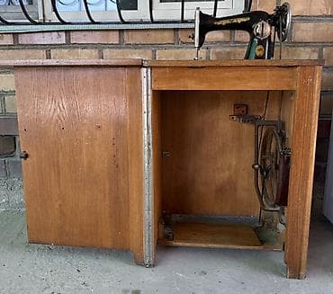 Швейная машина в шкафу-тумбе (ножной привод) - Классическая