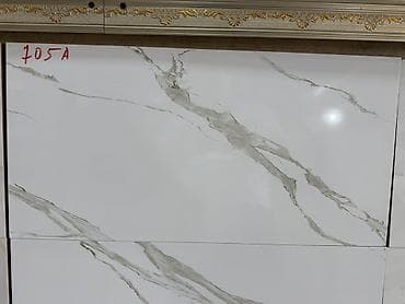 Белая керамическая плитка с серыми прожилками, имитирующими мрамор