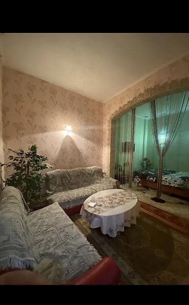 Сдаётся уютная студия с зонированием спальни аркой и нитяными шторами