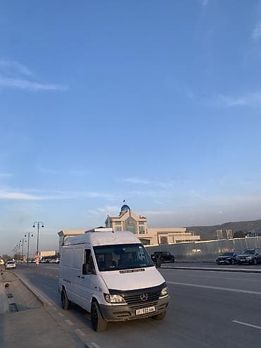 Mercedes-Benz Sprinter белого цвета – грузопассажирский фургон с
