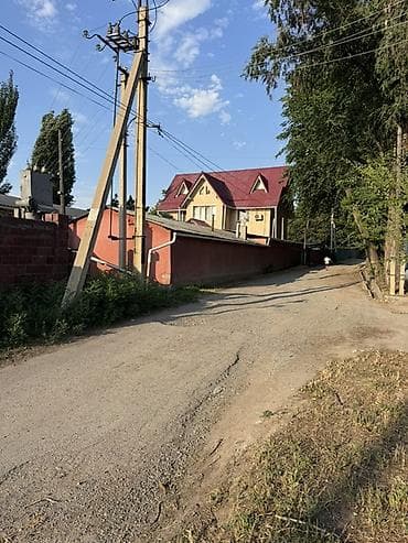 Паркинги: Просторный частный двор с навесами и мощением - Большая огражденная — 1