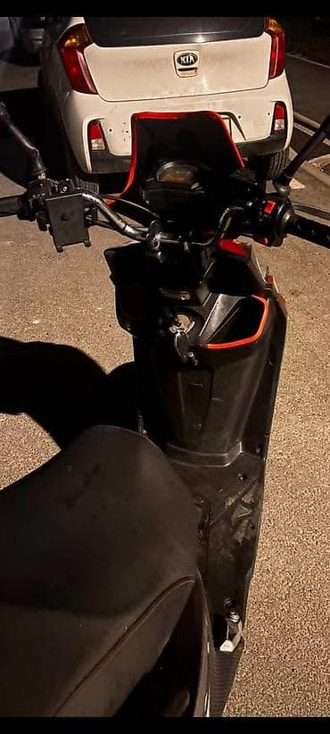 bmb 39: Скутер WANGYA Twist 50/125 (стикеры на облицовке) - Спортивный — 1