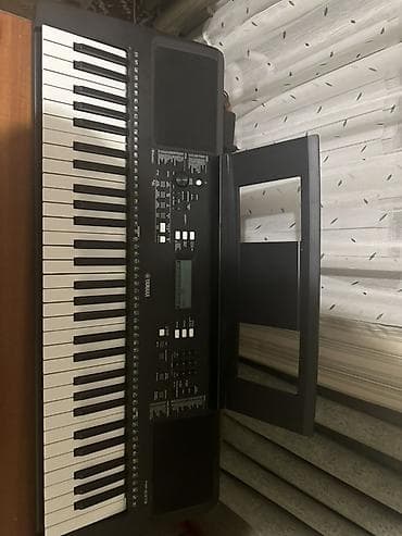 Музыкалык аспаптар: Продаю б/у Yamaha PSR-E373, состояние отличное. Все клавиши, кнопки — 1
