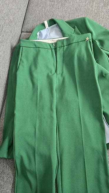 Женский костюм-двойка из плотной костюмной ткани ярко‑зеленого цвета — 2