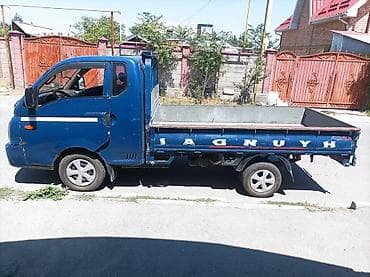 сулайманова: Hyundai Porter II — малотоннажный бортовой грузовик синего цвета — 1