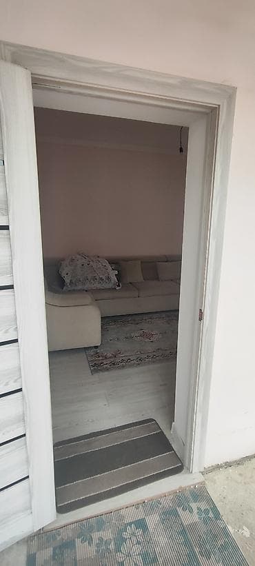 сдаю дом в токмаке: - Отдельностоящий одноэтажный дом. - Кирпичный/блочный забор по — 3