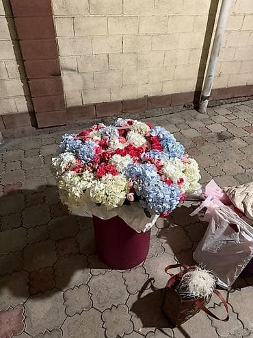 белый гриб: Пышная цветочная композиция в шляпной коробке. - Состав: крупные — 2