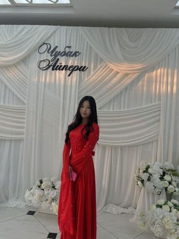 красное платье с открытыми плечами: Сатылат
Баасы 2000 — 1