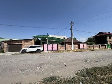 Гаражи: Продаётся кирпичный дом с большим двором и навесами. - Материал — 1