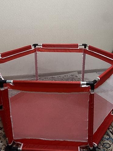 Детский сухой бассейн шестигранной формы, красного цвета,некоторые