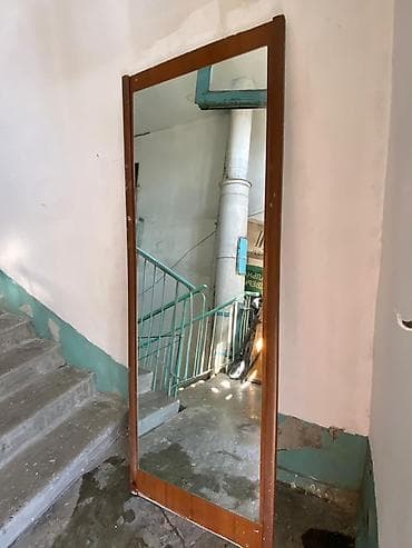 Зеркало в полный рост с прямоугольной рамой под дерево