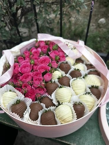 цветы в коробке: Подарочный набор в круглой коробке с прозрачной крышкой: - Половина — 1