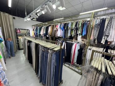 оборудование в бутик: Кронштейны Стеллажи Стойки Вешала Столы ресепшен Раскладочные — 26