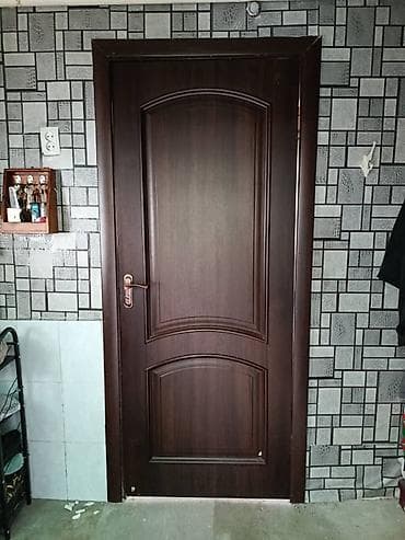 зеркала шкаф: Межкомнатная дверь, Б/у, Глухие, Одностворчатая, Распашная, Арочная, цвет - Коричневый — 1