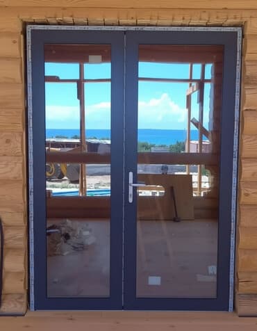 резина для дверей: Двустворчатая стеклянная дверь в темной раме, обеспечивающая широкое — 1