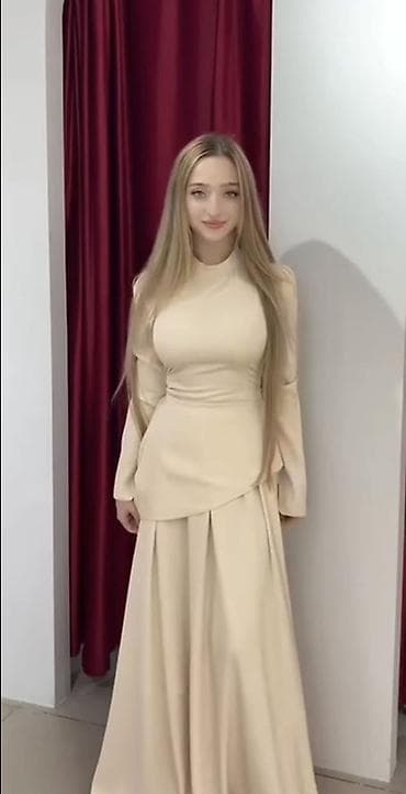 Платье макси в мягком бежевом оттенке. - Силуэт: приталенный верх с