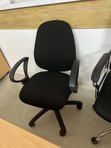 стульчики офисные: Офисное кресло, Б/у, С колесиками, цвет - Черный, Самовывоз — 1