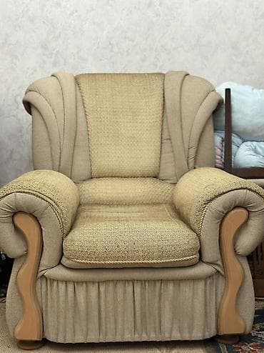 белое кресло: Пара мягких кресел в классическом стиле. - Цвет: бежевый/песочный. - — 1