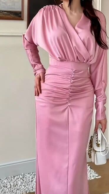 Продаю платье 👗 -ткань атлас -размер М/44 Цвет - розовый 💗 Платье