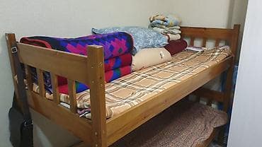 двухярусный кровать малайзия: Двухъярусная кровать из дерева, представляющая собой практичное — 1