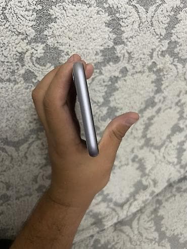 macbook 11: IPhone 11, фиолетовый корпус - Экран (Liquid Retina). На дисплее — 5