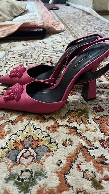 Туфли-лодочки Versace с открытой пяткой (slingback), ярко-розовые. - — 1