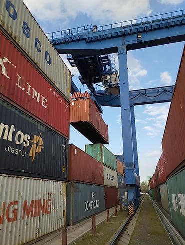 Контейнеры: Морские грузовые контейнеры 20-40-футтовые стандартов Описание: - — 4