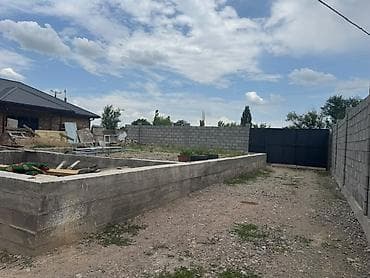гараж в аренду бишкек: Продаётся участок с жилыми и хозяйственными постройками. - Просторный — 2