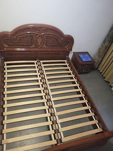 Двуспальная кровать с высоким фигурным изголовьем в классическом