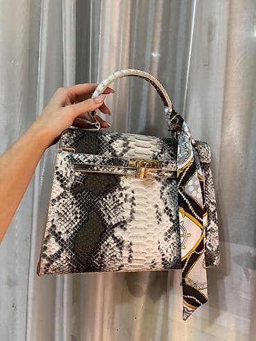 Аккуратная сумочка на каждый день, все замки рабочие, в комплекте