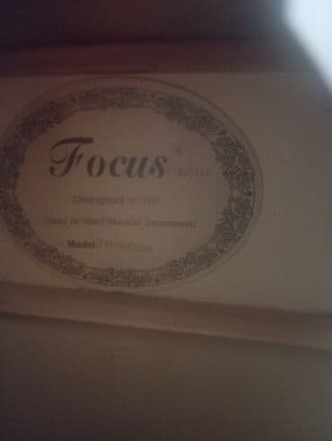 гитара и скрипка: Акустическая гитара черного цвета с вырезом и белым рисунком в виде — 3