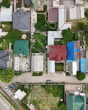 Дома: 🏡 Продаётся участок с домом в Ак Орго 📍 Улица Хан Тенир 21 📐 Площадь — 4