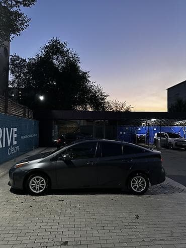 Продажа авто: Toyota Prius: 2021 г., 1.8 л, Вариатор, Гибрид, Хэтчбэк — 4