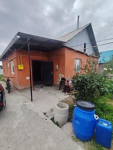 Үй 3 бөлмөлүү сатылат баардык шарттары менен, участогунда толук бүтө
