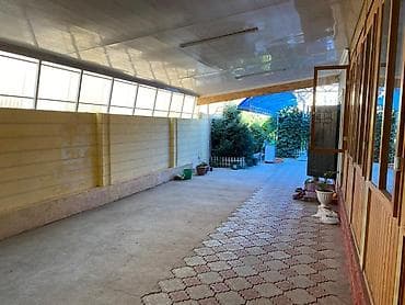 селый дом: Дом с благоустроенным двором и навесом - Двухэтажный жилой дом с — 3