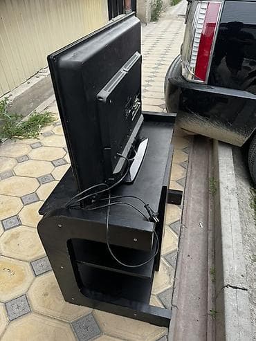 Телевизоры: Телевизор с тумбой в отличном состоянии Скайнворд оригинал Жк без — 3